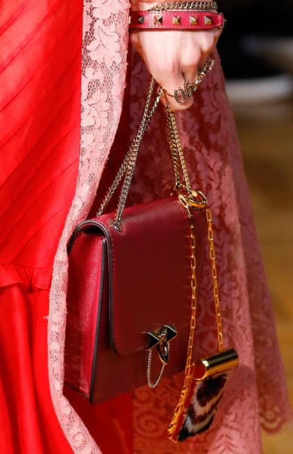 Сумки Valentino осень-зима 2017-2018: красная кожаная вечерняя сумочка с ручкой-цепочкой
