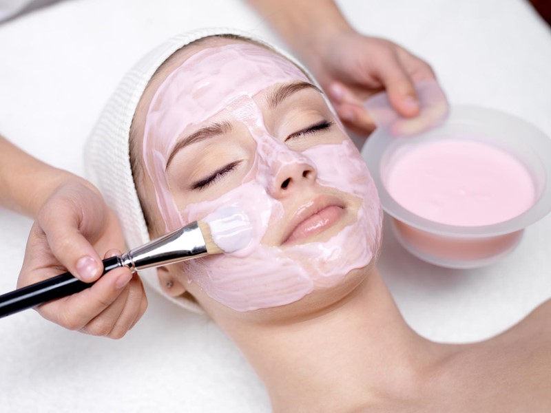 Увлажняющие маски для сухой кожи - девушка с розовой маской на лице