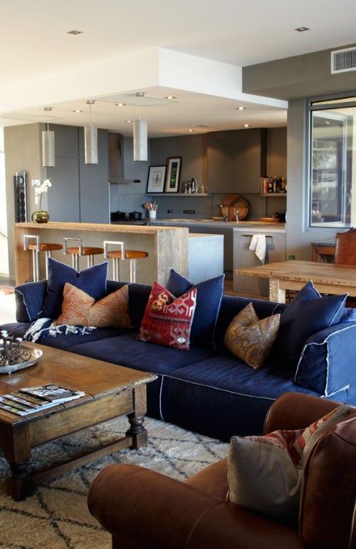 Джинсовый диван - просторная студия с коричневой и синей мебелью