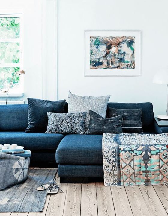 Джинсовый диван - угловой с подушками и деревянным полом