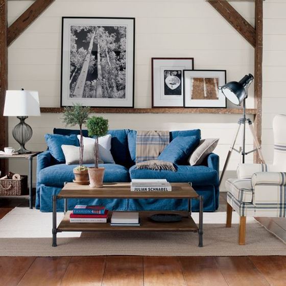 Джинсовый диван - двухместный с подушками в гостиной с деревянным интерьером