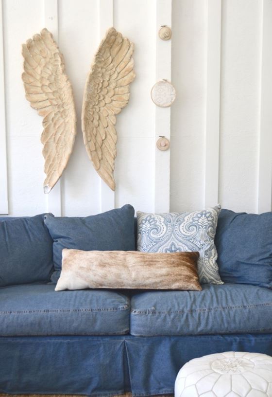 Джинсовый диван - подушки и деревянные крылья на стене