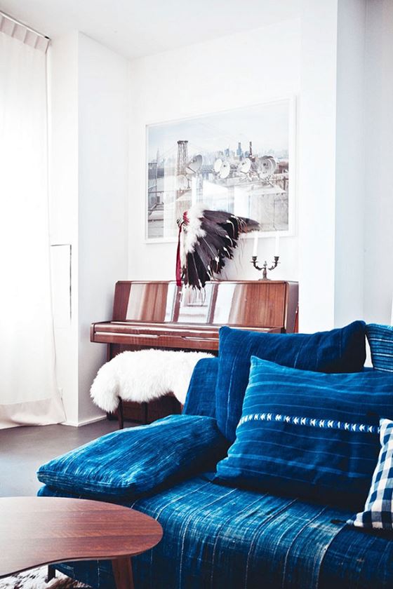 Джинсовый диван - белые стены и тёмно-синий деним