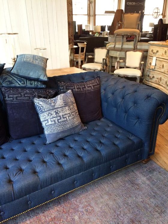 Джинсовый диван - стиль барокко с подушками с принтом