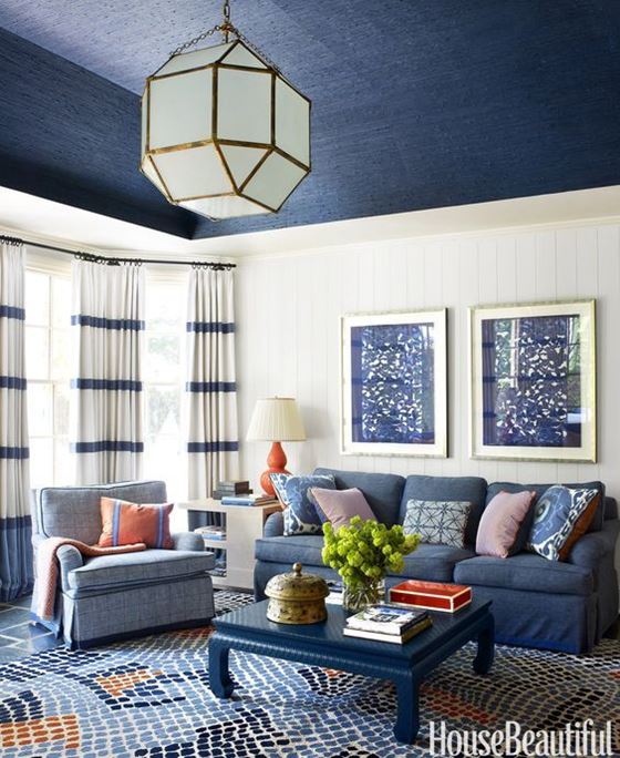 Джинсовый диван - сине-белый интерьер с разноцветными подушками