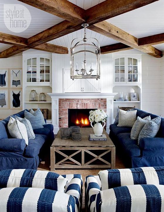 Джинсовый диван - сине-белая полоска и деревянные балки