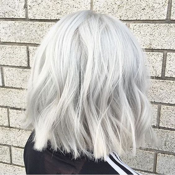 Белые платиновые волосы: стильный растрёпанный  боб-каре 