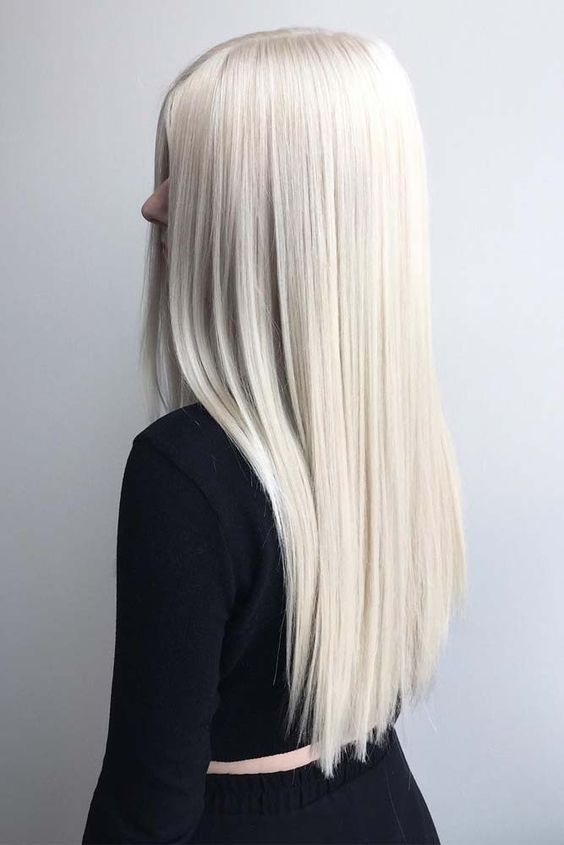 Белые платиновые волосы: длинные гладкие  на прямой пробор