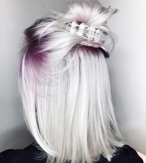 Белые платиновые волосы: боб-каре с фиолетовыми корнями 