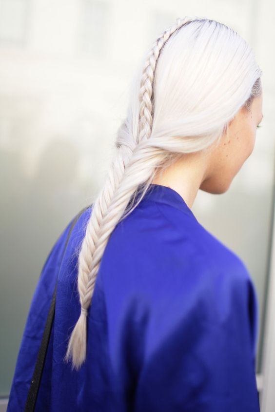 Белые платиновые волосы: длинная французская коса