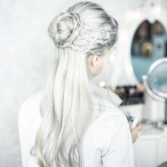 Белые платиновые волосы: косы, пучок и серебристый отлив