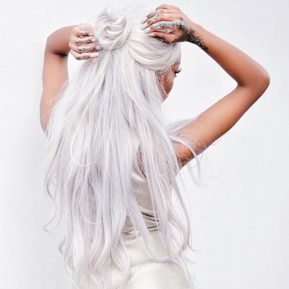 Белые платиновые волосы: длинные с высоким пучком