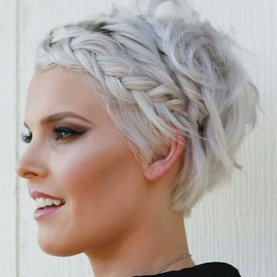 Белые платиновые волосы: короткая растрёпанная стрижка с косой