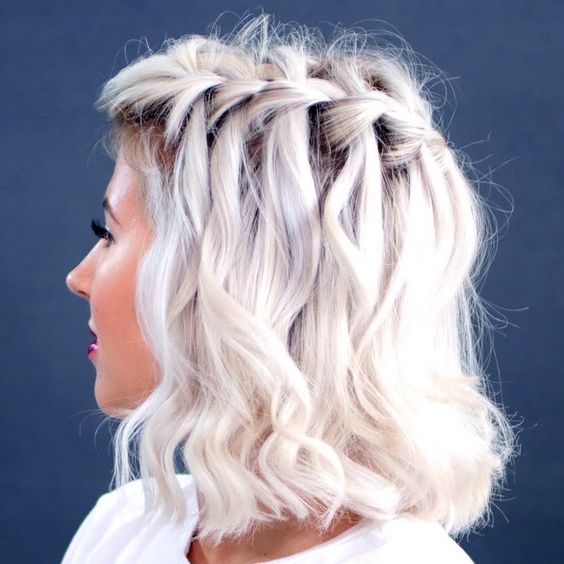 Белые платиновые волосы: боб-каре с укладкой в стиле "водопад"