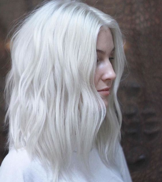 Белые платиновые волосы: простая укладка на прямой пробор