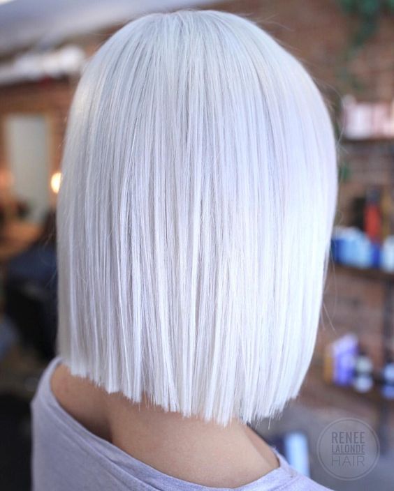 Белые платиновые волосы: гладкий белоснежный боб-каре 