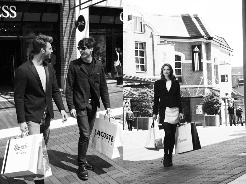 Акция «Чудеса осени» в аутлетах McArthurGlen - черно-белое фото, шопинг с дизайнерскими пакетами