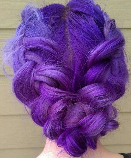 Фиолетовые волосы - яркий аметистовый и крупные косы в вечерней причёске