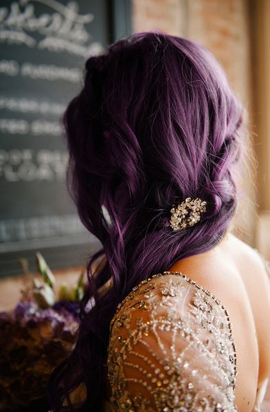 Фиолетовые волосы - свадебная укладка для сливового оттенка 
