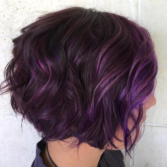 Фиолетовые волосы - короткое каре с локонами 