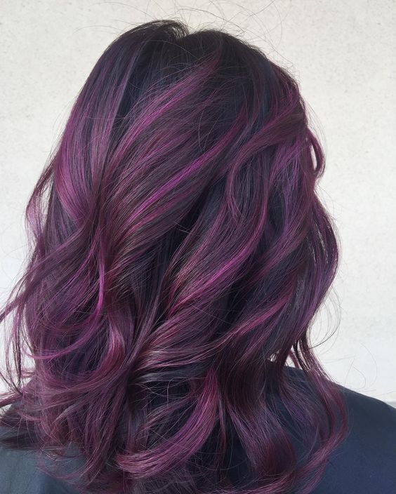 Фиолетовые волосы - локоны с окрашиванием омбре-балаяж в сливовом оттенке