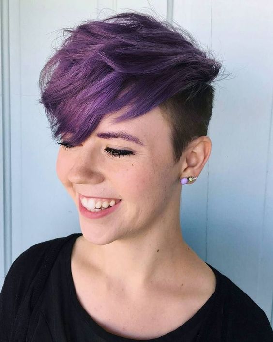 Фиолетовые волосы - стрижка с выбритыми висками