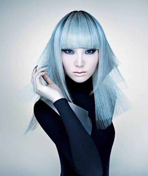 Голубые волосы - азиатская девушка с длинной чёткой стрижкой
