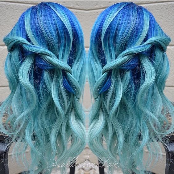 Голубые волосы - причёска "водопад" с лёгкими локонами