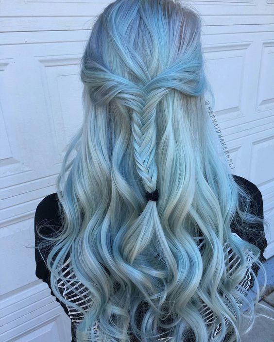 Голубые волосы - длинные локоны с французской косой