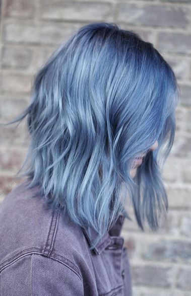 Голубые волосы - повседневное каре в холодном оттенке