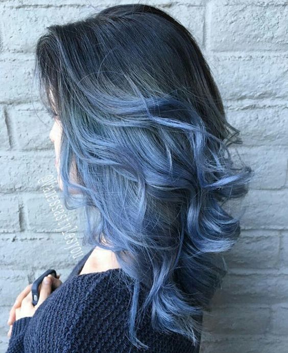 Голубые волосы - средняя длина с крупными локонами и омбре 