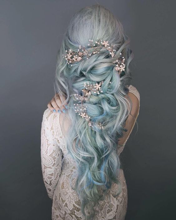 Голубые волосы - свадебная причёска с кристальными аксессуарами