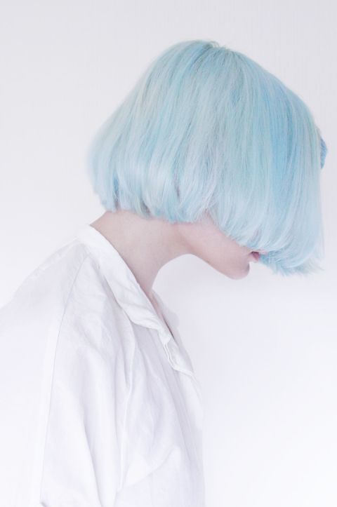 Голубые волосы - стрижка боб-каре в пастельном оттенке 