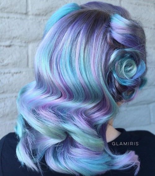 Голубые волосы - укладка в стиле сороковых с цветными прядями