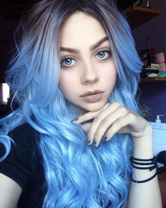 Голубые волосы - яркий цвет, омбре и локоны 