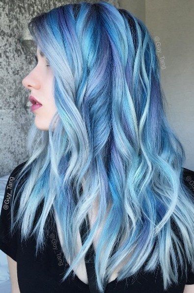 Голубые волосы - длинные вертикальные локоны с сиреневыми прядями 