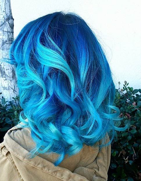 Голубые волосы - средняя длина с синими и бирюзовыми прядями 