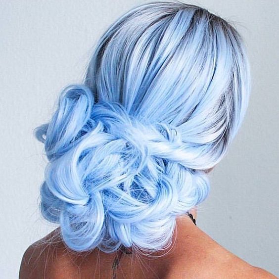Голубые волосы - низкая вечерняя укладка с крупным пучком