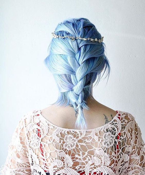Голубые волосы - романтичный стиль со свадебной косичкой