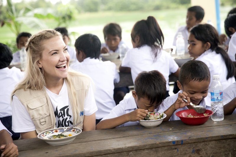 Michael Kors Watch Hunger Stop - Кейт Хадсон с детьми Камбоджи