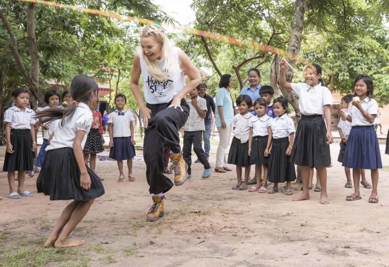 Michael Kors Watch Hunger Stop - Кейт Хадсон посещает Камбоджу