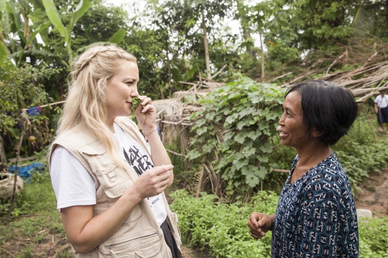 Michael Kors Watch Hunger Stop - Кейт Хадсон с благотворительная миссия в Камбоджу
