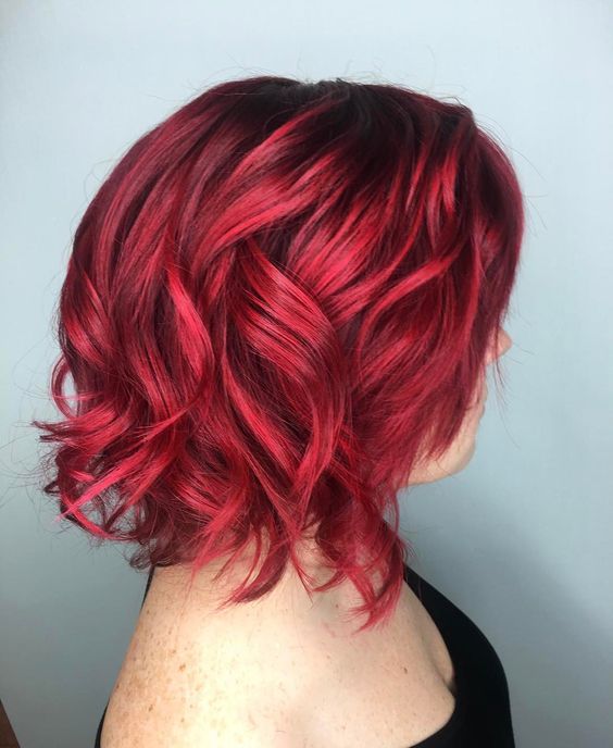 Красные волосы - гранатовый оттенок для стрижки каре с крупными локонами