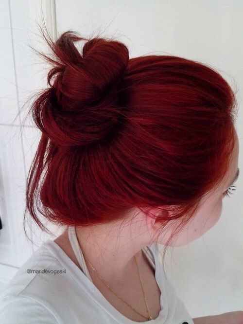 Красные волосы - расслабленный пучок и вишнёвый цвет