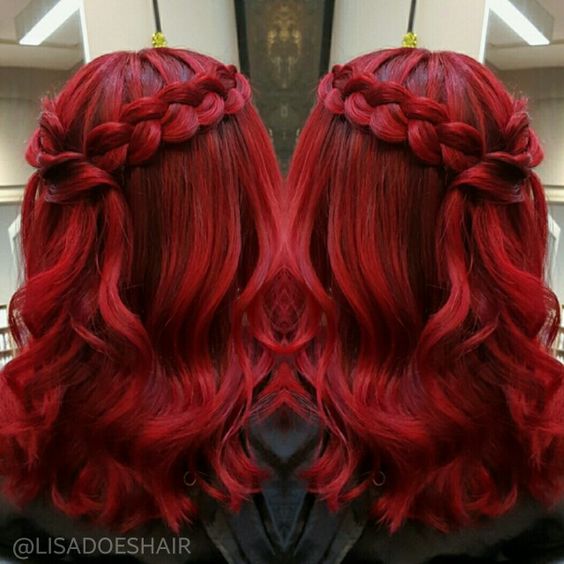 Красные волосы - причёска с косой-короной  на средних волосах интенсивного оттенка