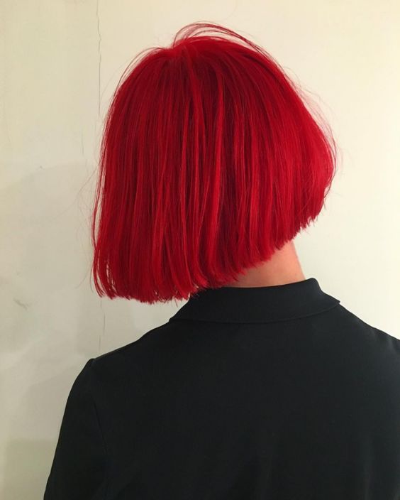 Красные волосы - яркий алый оттенок для стрижки боб-каре