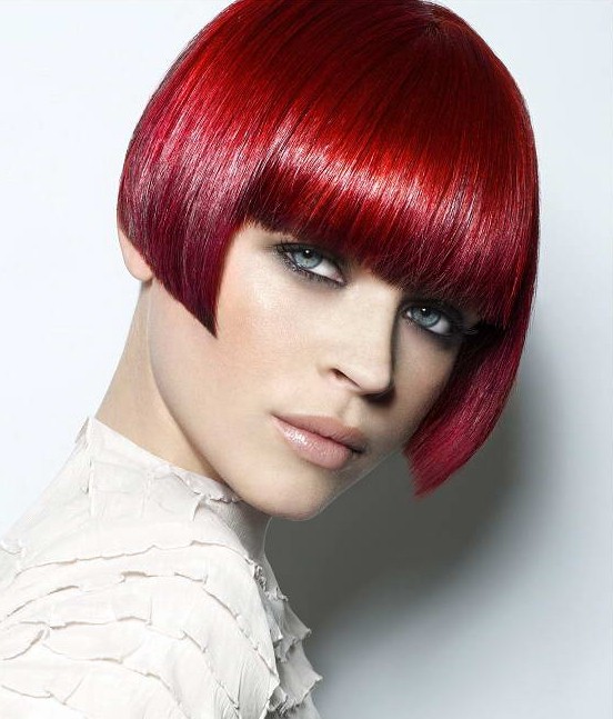 Красные волосы - боб-каре с чёлкой в насыщенном гранатовом оттенке