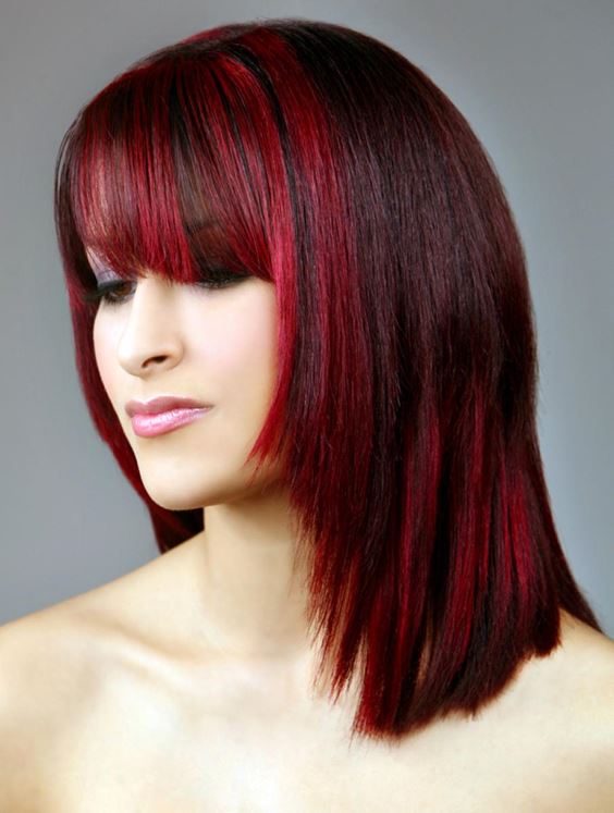 Красные волосы - яркие пряди на вишнёвом фоне средней длины