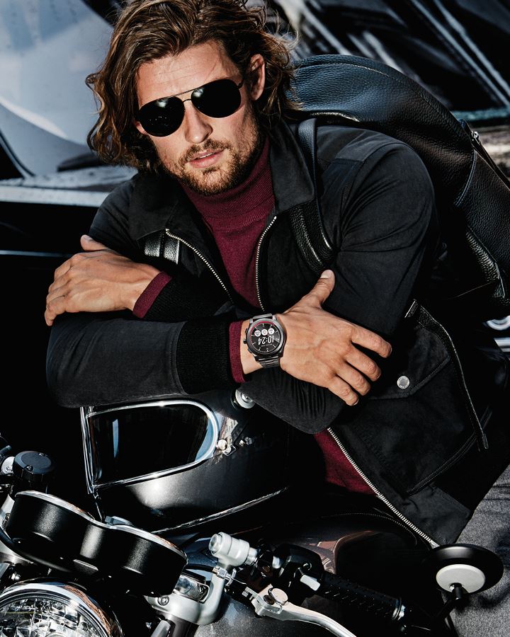Michael Kors Mens - мотоцикл, чёрные очки и куртка