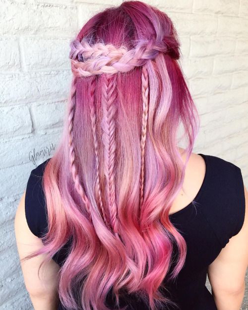 Розовые волосы: яркие длинные волосы с тонкими косами